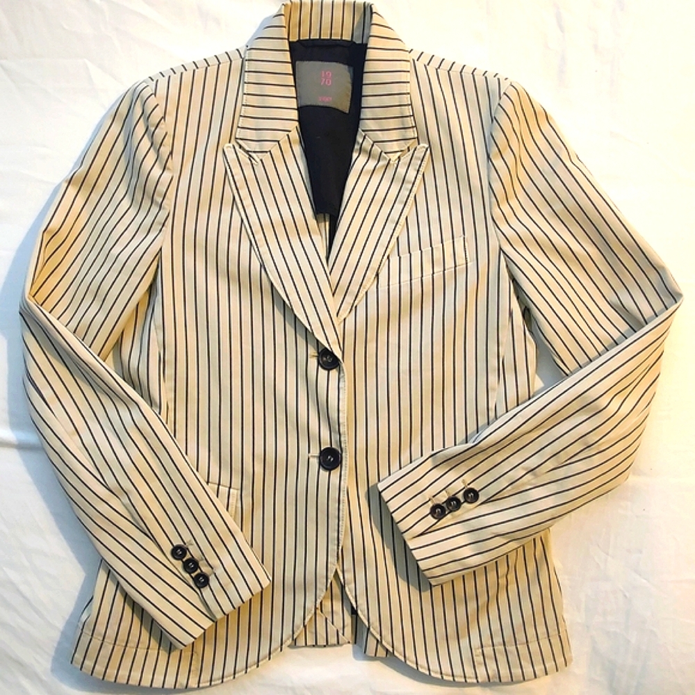 SEVENTY 19.70 Size 6 Tan and Navy Blue pinstripe Women's Blazer.